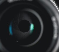 Les lames de l'objectifs se resserrent pour diminuer l'ouverture // Source : mj tang via Unsplash