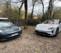 Porsche Taycan et Tesla Model 3 // Source : capture d'écran Frandroid