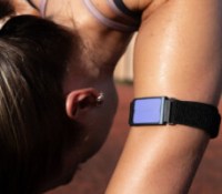 L'Amazfit Helio Core avec un brassard // Source : Amazfit L'Amazfit Helio Core avec un brassard // Source : Amazfit