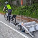 L&rsquo;ennemi n°1 des cyclistes en automne pourrait enfin être vaincu grâce à cette simple remorque vélo