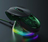 La Razer Boomslang édition collector sur son dock de recharge