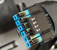 Les marques de brûlures sur le connecteur sont bien visibles
