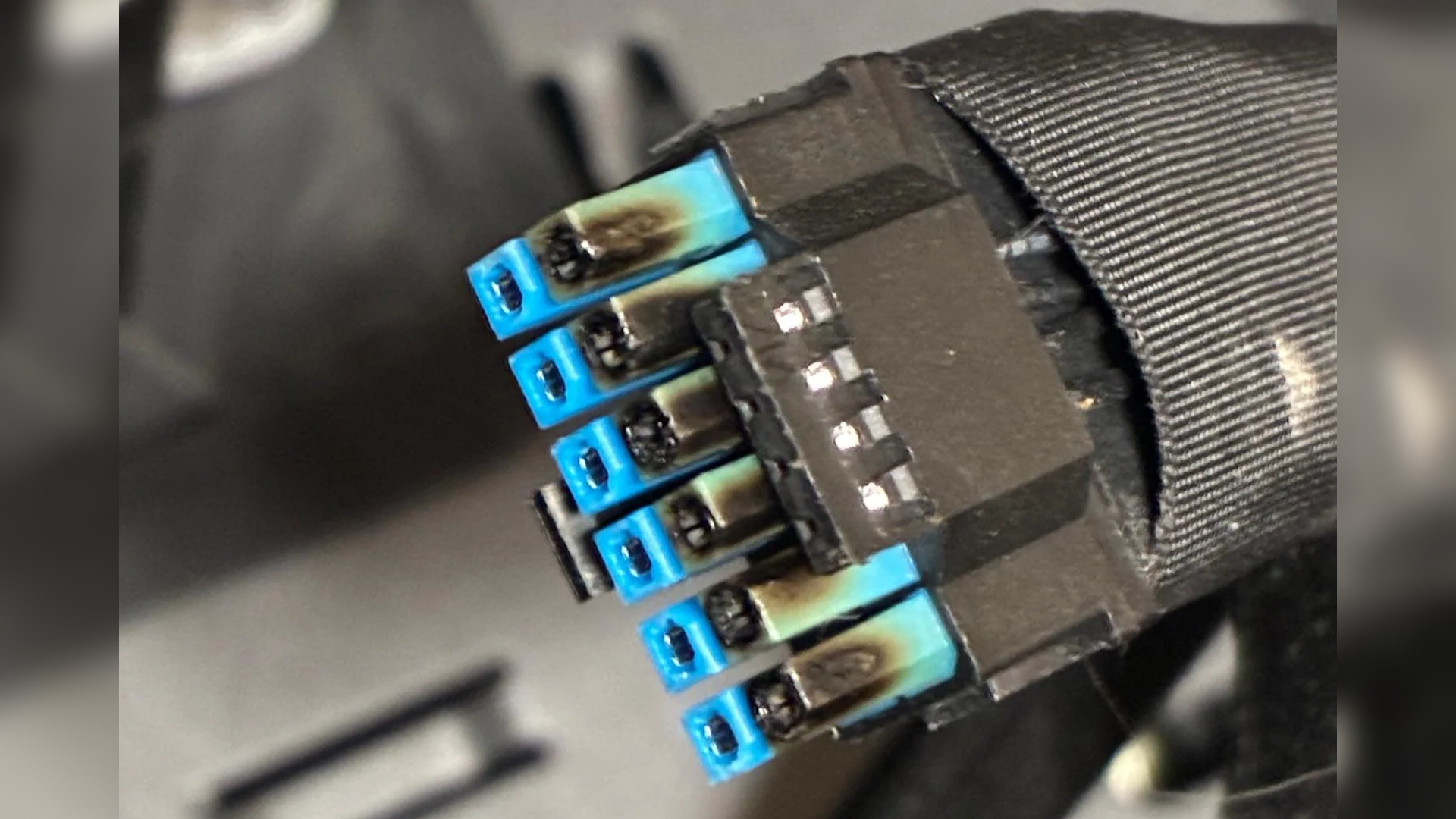 Des marques de brûlures sur le connecteur d'une carte graphique AMD