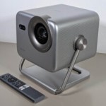 Ce mini projecteur laser ultra lumineux à prix cassé affiche des images 4K jusqu’à 200″ sur votre mur Ce mini projecteur laser ultra lumineux à prix cassé affiche des images 4K jusqu’à 200″ sur votre mur
