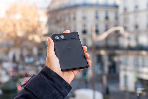 iPhone Fold (maquette imprimée en 3D) // Source : Robin Wycke pour Frandroid