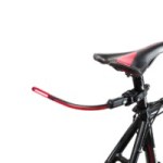 Marre des voitures qui vous frôlent à vélo ? Ce feu arrière vraiment pas cher a trouvé une solution radicale et originale