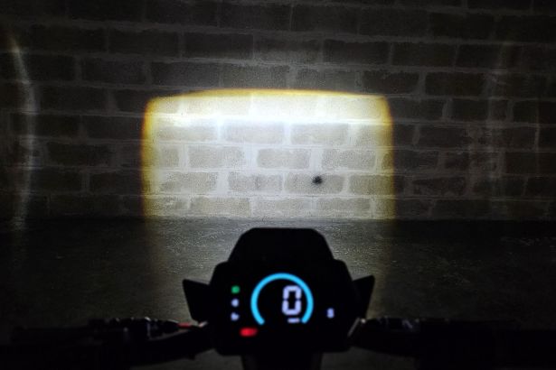 Navee XT5 Pro éclairage faisceau