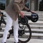 Ultra astucieuse et pratique, cette remorque vélo pliable peut facilement se fixer sur votre porte-bagages arrière