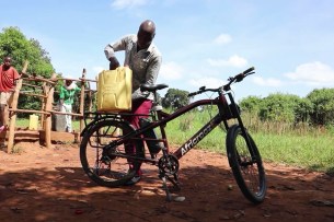 Vélo électrique Ouganda transport eau