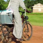 « Le vélo électrique sauve la vie des enfants » : en Ouganda, l&rsquo;incroyable impact des vélos électriques médicaux
