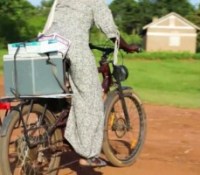 Vélo électrique Ouganda vaccination infirmière