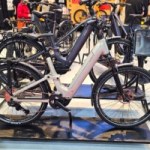 Une selle vélo avec une poignée : la belle idée de ce VTC électrique boosté par Bosch et tout équipé Une selle vélo avec une poignée : la belle idée de ce VTC électrique boosté par Bosch et tout équipé