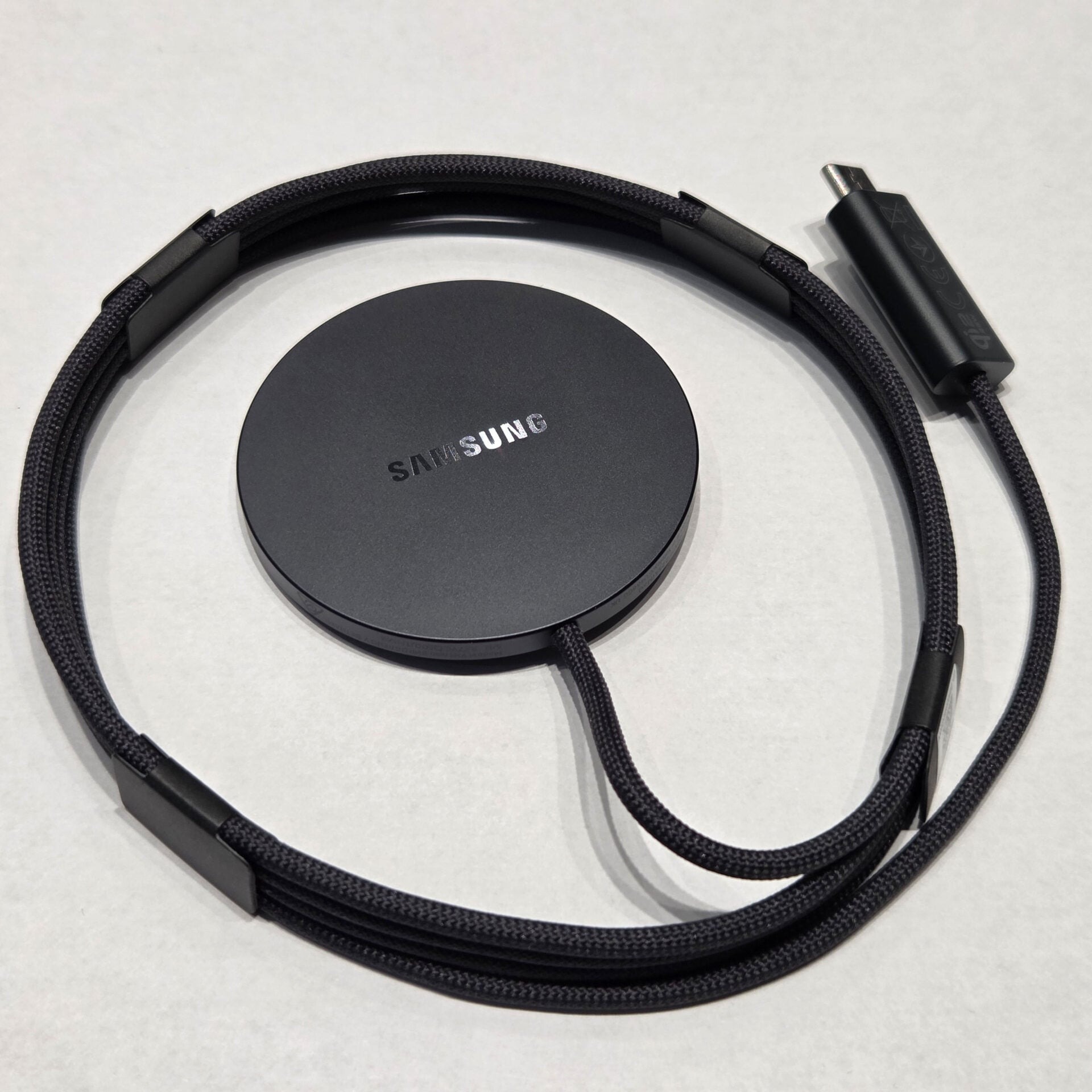 Chargeur sans fil magnétique 25 W de Samsung // Source : SamMobile