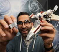 Une LEGO Smart Brick et un X-wing // Source : Robin Wycke - Frandroid
