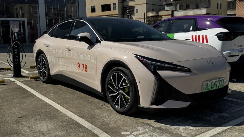 2 fois moins chère qu’une Xiaomi et charge en 9 minutes : on a essayé en Chine la berline électrique qui s’attaque à BYD