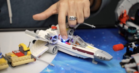 La LEGO Smart Brick en action dans un X-wing // Source : Robin Wycke - Frandroid La LEGO Smart Brick en action dans un X-wing // Source : Robin Wycke - Frandroid