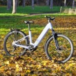 Un moteur ultra puissant dans un VTC électrique ultra équipé : on a testé le Scott Axis 20 Wave, et c’est du lourd Un moteur ultra puissant dans un VTC électrique ultra équipé : on a testé le Scott Axis 20 Wave, et c’est du lourd