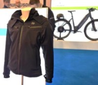 La veste vélo Hplus Pollux. // Source : M. Lauraux pour Frandroid