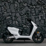 Grosse puissance et autonomie : le pionnier de la moto électrique lance son tout premier scooter électrique à un prix attractif Grosse puissance et autonomie : le pionnier de la moto électrique lance son tout premier scooter électrique à un prix attractif