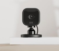 La caméra de surveillance connectée Blink Mini.