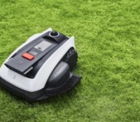 Le robot tondeuse Ecovacs Goat O1200 LiDAR Pro.