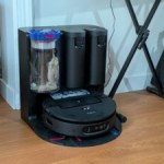 Ultrapuissant, dopé à l&rsquo;IA et noté 9/10, le récent robot aspirateur-laveur de Dyson est encore plus recommandable avec 300&nbsp;€ de moins