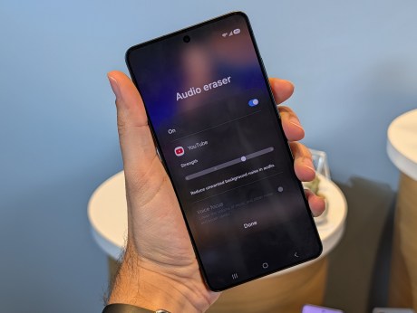 Gomme audio avec une vidéo YouTube sur Samsung One UI 8.5 // Source : Omar Belkaab - Frandroid
