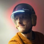 On a testé le casque (presque) parfait pour le vélotaf : clignotants, feu stop et phare ultra lumineux pour être réellement visible On a testé le casque (presque) parfait pour le vélotaf : clignotants, feu stop et phare ultra lumineux pour être réellement visible