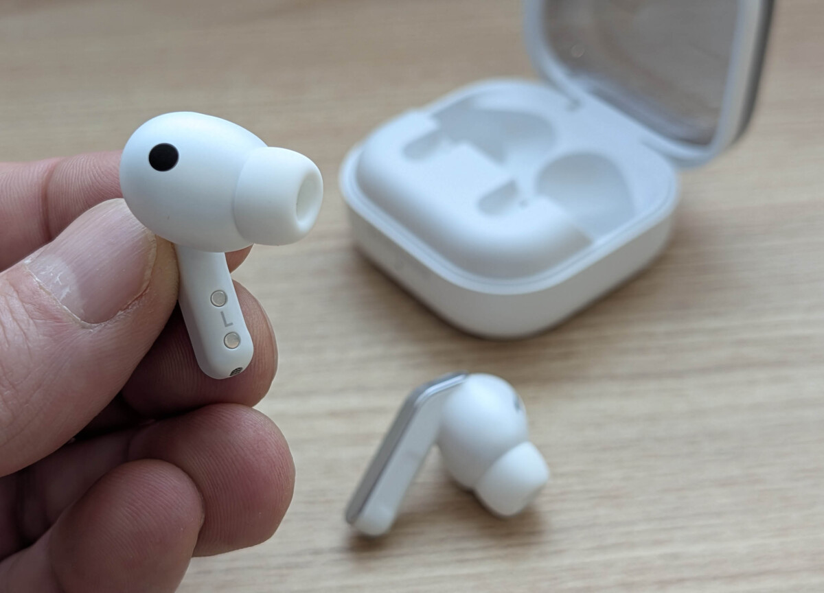 Samsung Galaxy Buds 4 Pro // Source : Sylvain Pichot - Frandroid Samsung Galaxy Buds 4 Pro // Source : Sylvain Pichot - Frandroid