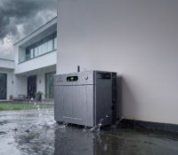 Inutile de l'entreposer à l'intérieur, la batterie Zendure SolarFLow 2400 AC+ résistant à l'eau et à la poussière // Source : Zendure