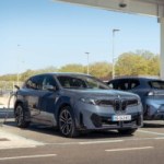 Oubliez les badges : recharger sa voiture électrique devient enfin aussi simple qu’une Tesla chez BMW Oubliez les badges : recharger sa voiture électrique devient enfin aussi simple qu’une Tesla chez BMW