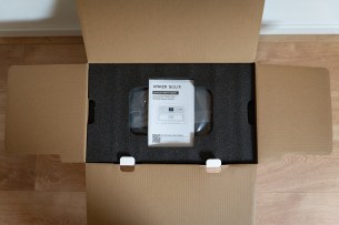 Une batterie, deux câbles, une notice : le contenu du colis est sommaire. // Source : Kevin Champeau