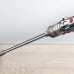 Léger, puissant et maniable, l’aspirateur balai Dyson V12 Origin perd 195 € de son prix Léger, puissant et maniable, l’aspirateur balai Dyson V12 Origin perd 195 € de son prix
