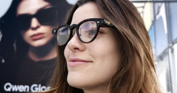 Qwen Glasses sur le nez de Chloé // Source : Ulrich Rozier pour Frandroid Qwen Glasses sur le nez de Chloé // Source : Ulrich Rozier pour Frandroid