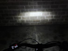 Moustache Xroad 4 2026 éclairage faisceau