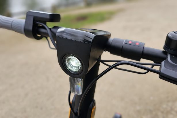Trottinette électrique Niu KQi 100F éclairage avant