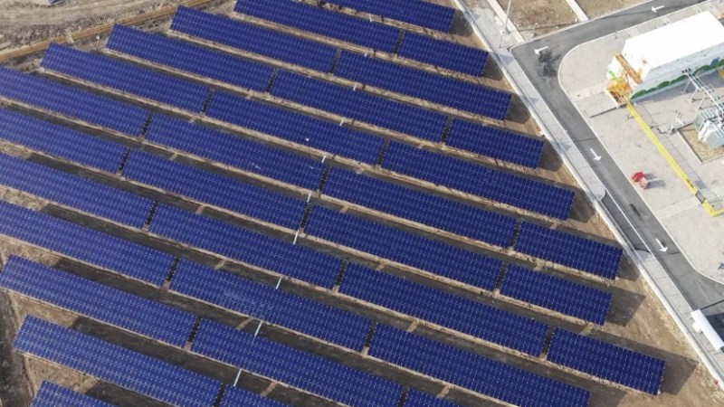 Panneaux solaires : la pérovskite bat enfin le silicium en conditions réelles