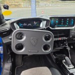 Mais c’est quoi ce nouveau volant ? On a testé l’étonnant Hypersquare des futures Peugeot 208 Mais c’est quoi ce nouveau volant ? On a testé l’étonnant Hypersquare des futures Peugeot 208