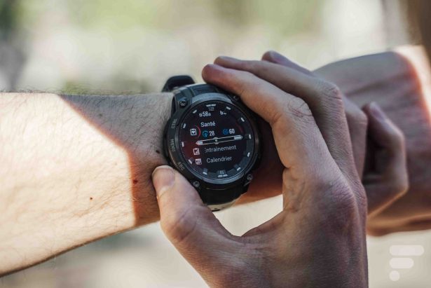 La Garmin Instinct Crossover Amoled // Source : Chloé Pertuis - Frandroid