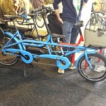 Ce drôle de tandem électrique permet de pédaler avec son enfant à l’avant Ce drôle de tandem électrique permet de pédaler avec son enfant à l’avant