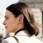 TCL CrystalClip : écouteurs à clipser sur les oreilles ornés Swarovski au MWC 2026 TCL CrystalClip : écouteurs à clipser sur les oreilles ornés Swarovski au MWC 2026