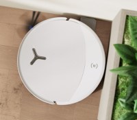 Grâce à sa brosse et son rouleau extensibles, le T90 Pro OMNI déloge et nettoie toutes les saletés au plus près des murs // Source : ECOVACS