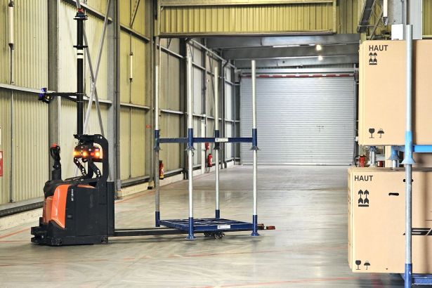 Usine MFC vélos Intersport entrepôt robots