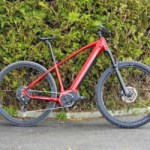 Ce nouveau VTT électrique d&rsquo;Intersport défie Decathlon avec son prix abordable et son moteur central