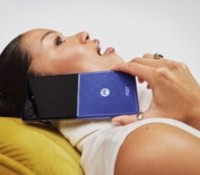 2026_RAZR 70 ULTRA_STUDIO__ORIENT BLUE_CYAN_0104 – Grande