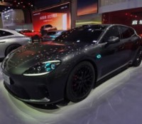 Certains constructeurs automobiles peuvent intégrer des lumières bleues dans leurs optiques pour signifier le mode autonome de leurs modèles