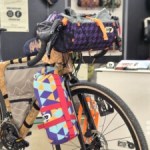 On a vu ces nouvelles sacoches vélo ultra personnalisables, réparables et artisanales : un vrai feu d’artifice de couleurs On a vu ces nouvelles sacoches vélo ultra personnalisables, réparables et artisanales : un vrai feu d’artifice de couleurs