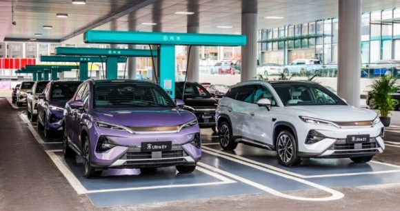 Les Song Ultra EVs aux bornes Flash Charge de BYD en Chine. Les Song Ultra EVs aux bornes Flash Charge de BYD en Chine.