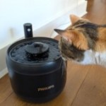 Testée et approuvée, cette fontaine à eau intelligente Philips taillée pour les matous chute sous les 34 €