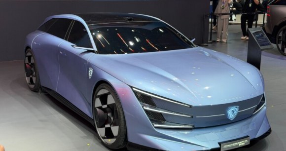 Peugeot Concept 6 // Source : Vincent Sergère - Frandroid Peugeot Concept 6 // Source : Vincent Sergère - Frandroid